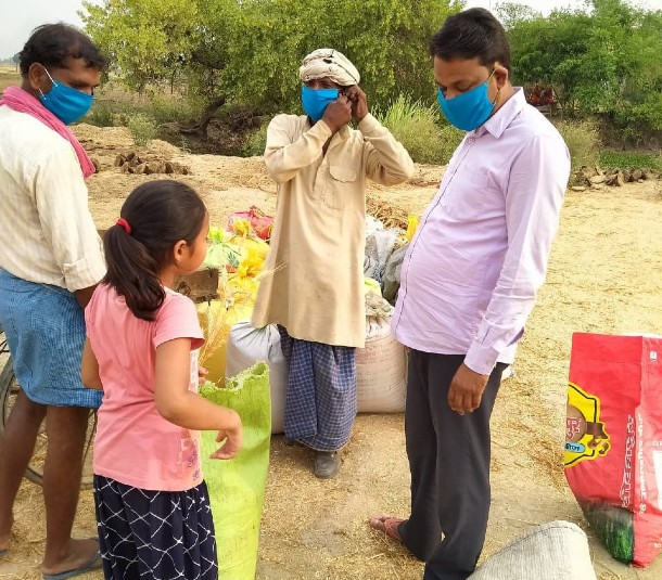 CSO member distributing masks in India. Credit: Anurag Singh