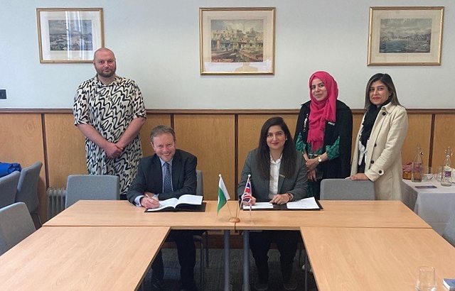 Professor Colin Grant, Vice-Principal International and Neelam Ifzal, Managing Director of PRMP, sign the agreement