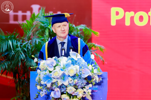 Queen Mary's Principal Colin Bailey addresses QMES graduates at the graduation ceremony on Friday